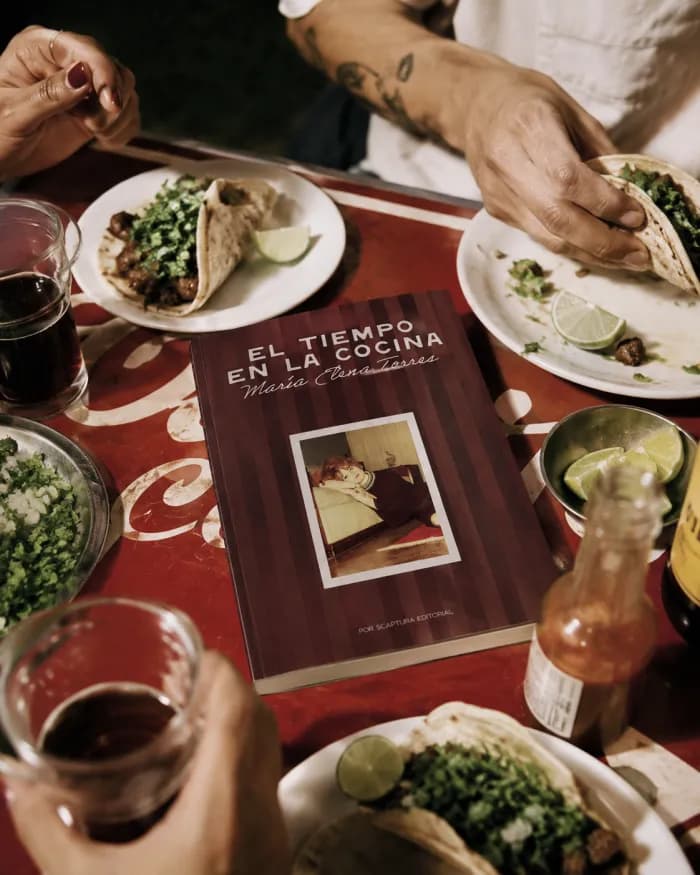 Recetario abierto en la mesa