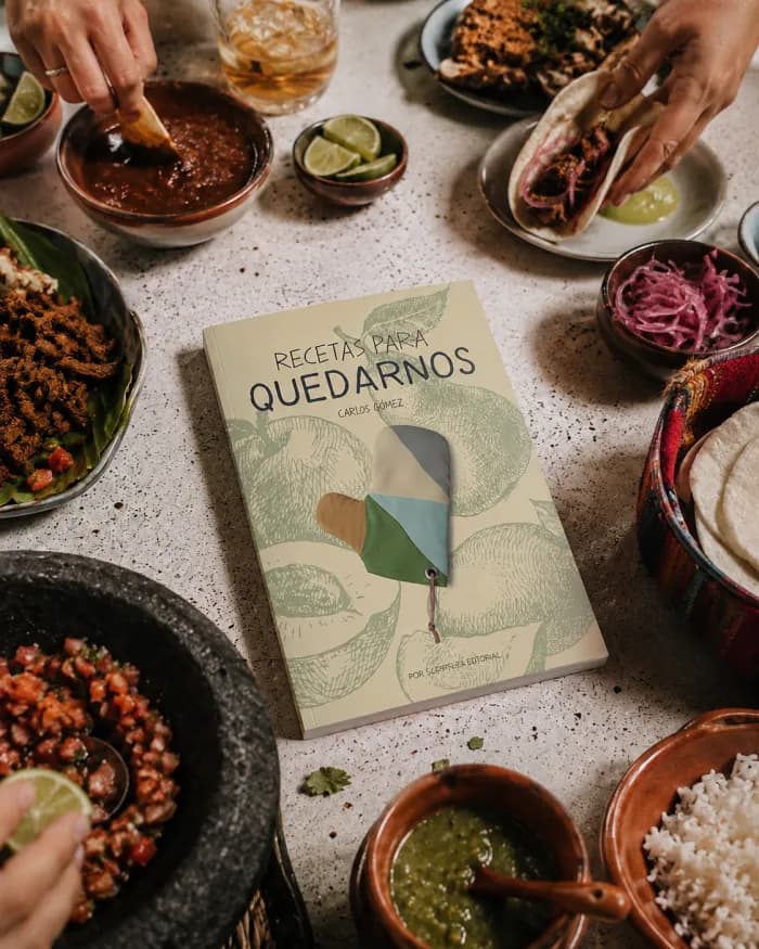 Recetario junto a platillos caseros