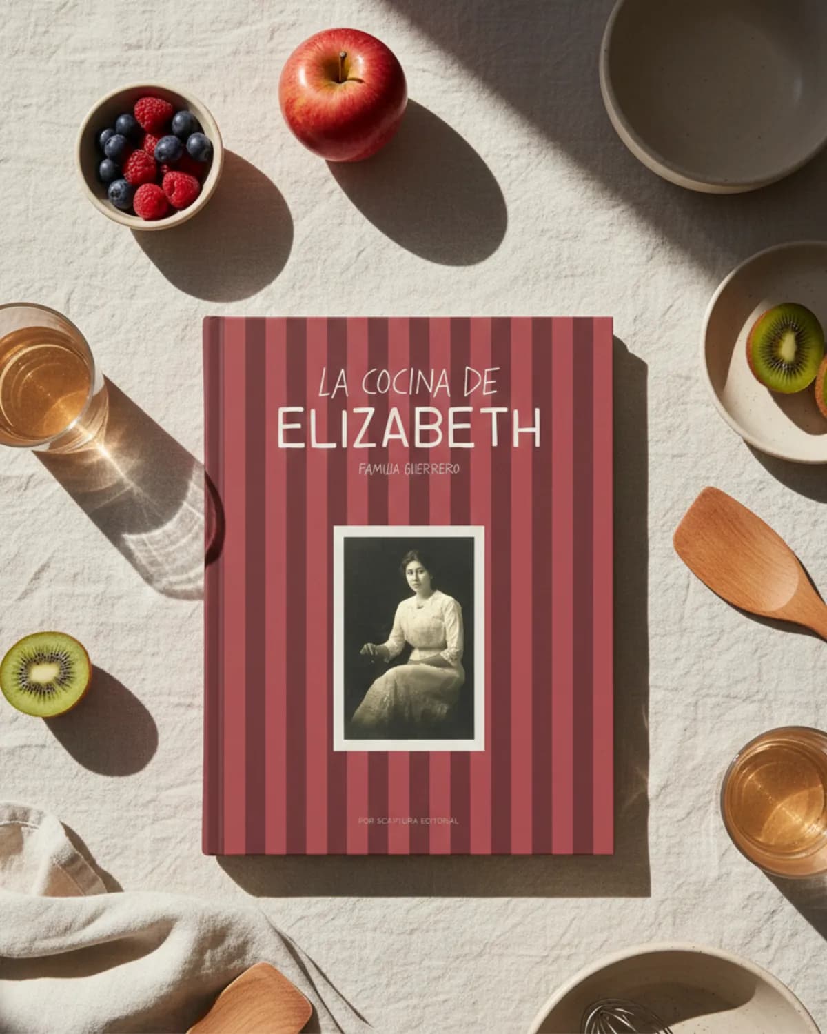 Recetario familiar «La cocina de Elizabeth» sobre una mesa